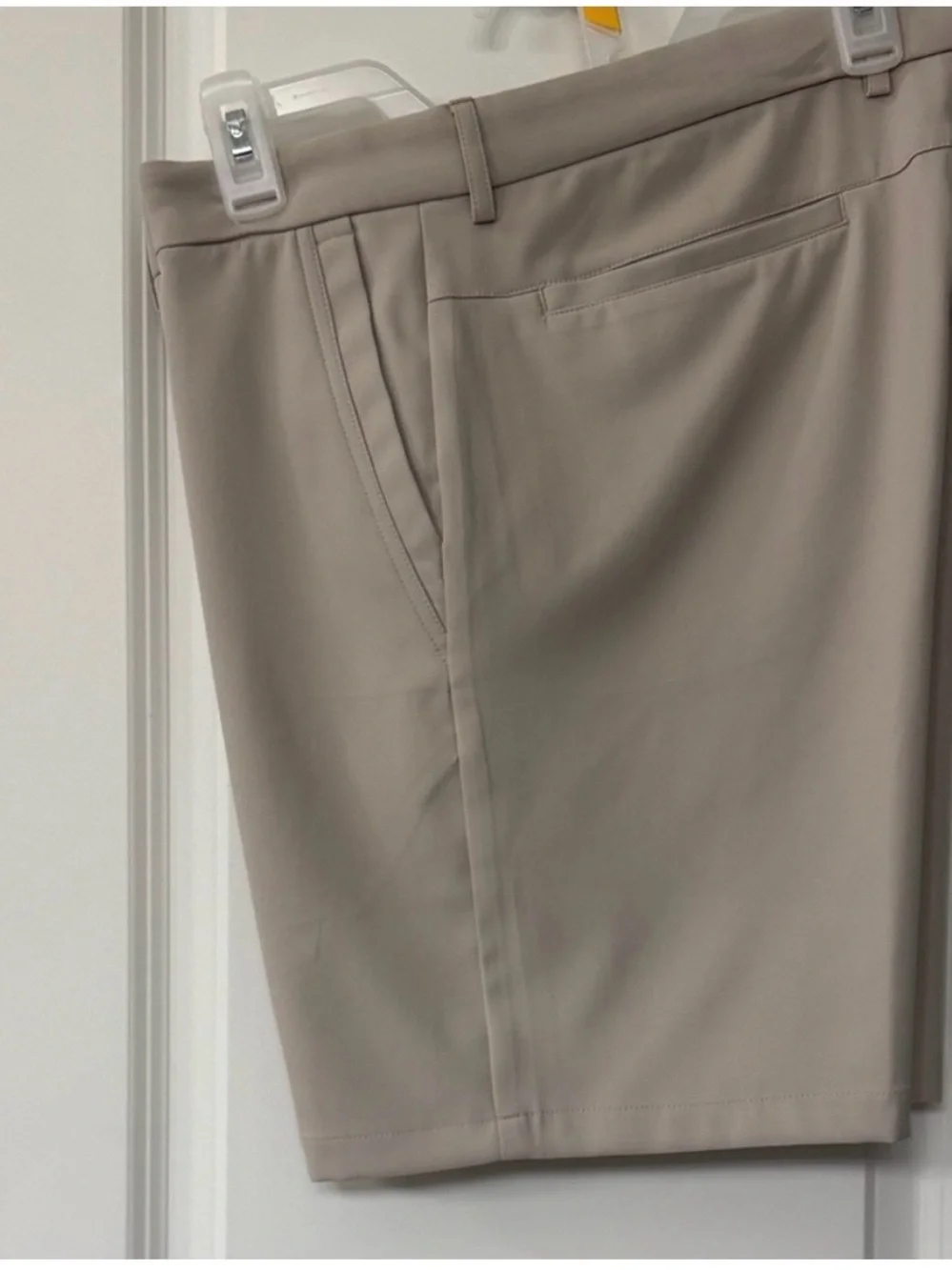 Roundtree & Yorke Men's Flat-Front Shorts in Light Taupe